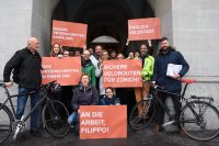 Die 5179 Unterschriften werden in Stadthaus überreicht